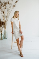 Baltos spalvos suknelė