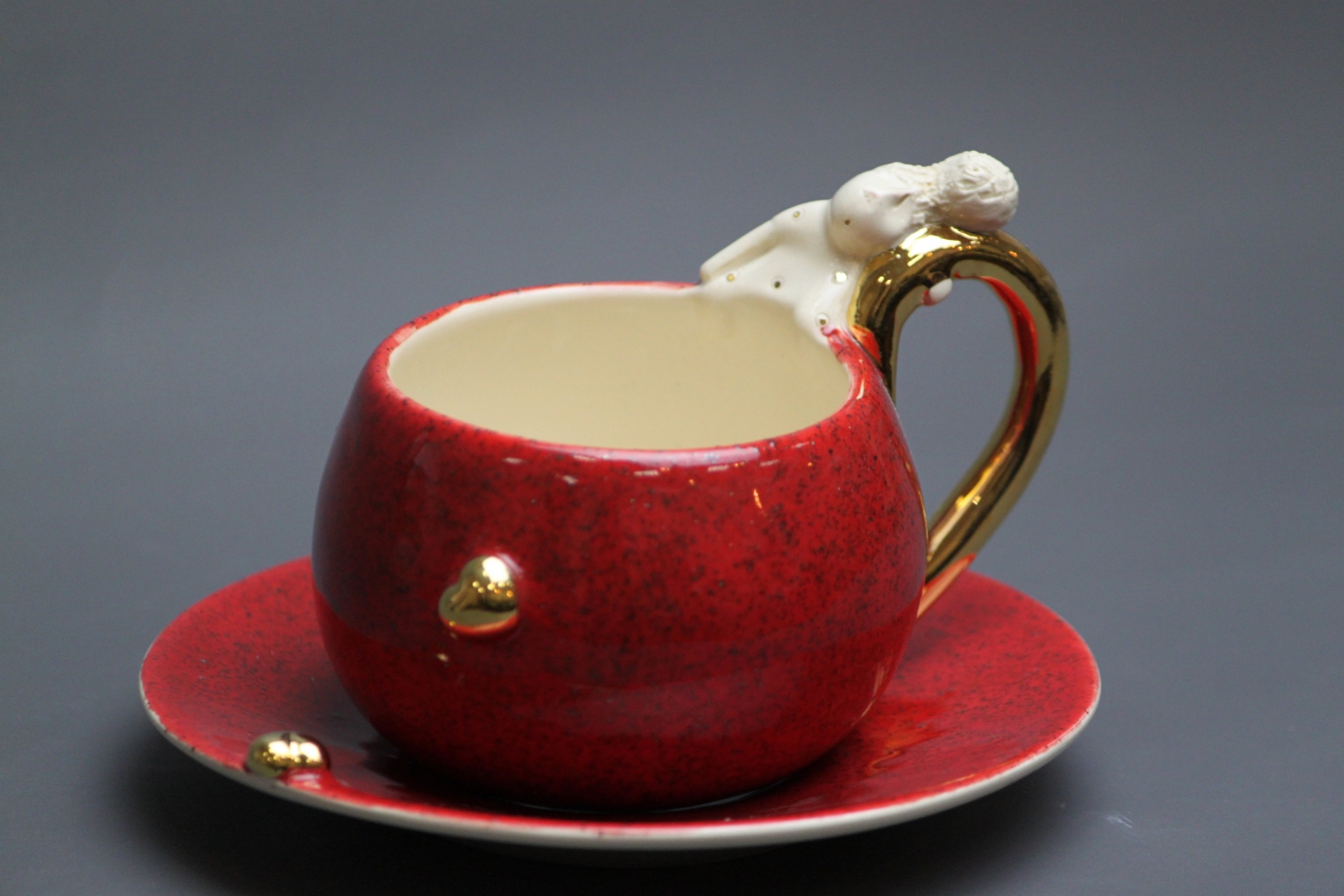 Raudonas prabangus kavos puodelis „Gražinos artumas“