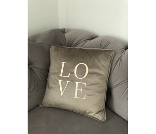 Aksomo pagalvėlė „LOVE“